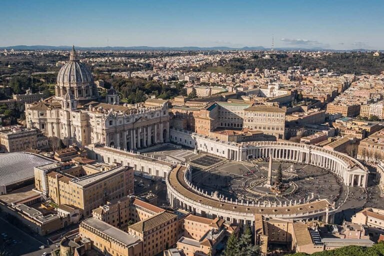 ローマ観光2日目に訪れるバチカン市国のサン・ピエトロ大聖堂と広場の全景