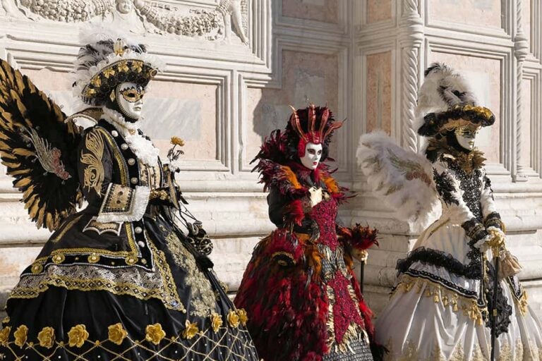 ヴェネツィアカーニバルの最大の見どころである、歴史的建造物を背景に華やかな仮面と中世の伝統衣装を身にまとった参加者たちの姿