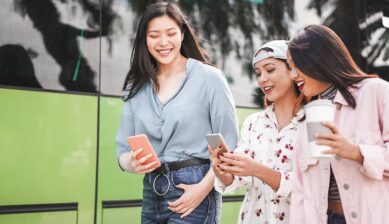 旅先で迷わず移動するために、スマートフォンで地図アプリのルート検索画面を操作している手元の写真