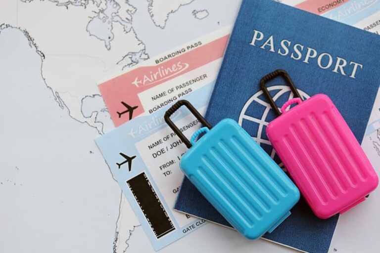 世界地図を背景に置かれたパスポートや2人分の航空券、スーツケースのミニチュア。海外新婚旅行に向けた手配や出発前の準備をイメージさせるアイテムの様子
