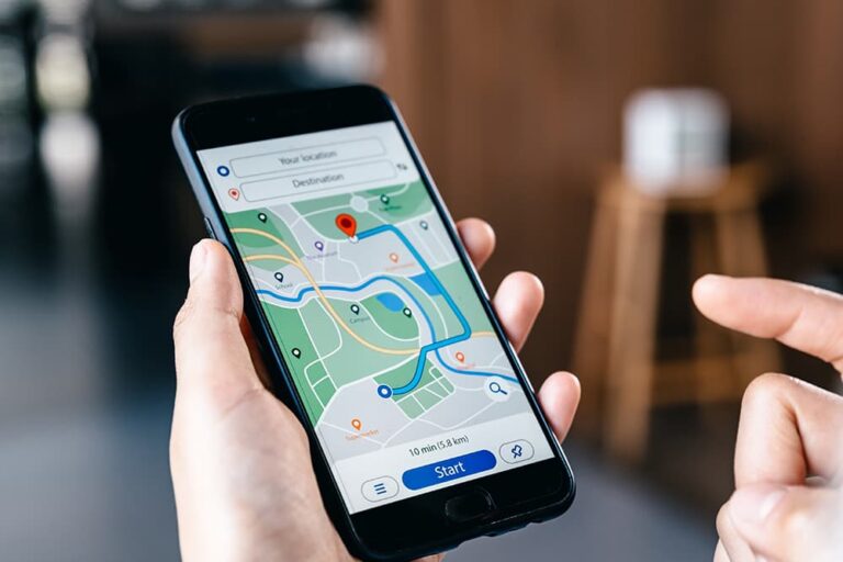 旅先で迷わず移動するために、スマートフォンで地図アプリのルート検索画面を操作している手元の写真
