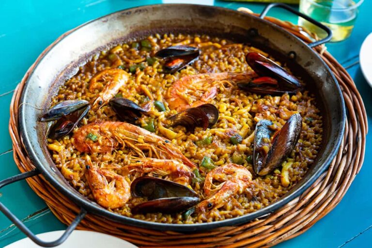 バルセロナの夜の食事を彩る、エビやムール貝がたっぷり入った大鍋のシーフードパエリア