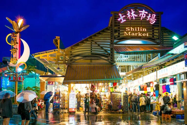 鮮やかなネオン看板が輝く台北の人気観光地「士林夜市」の賑やかな夜の様子