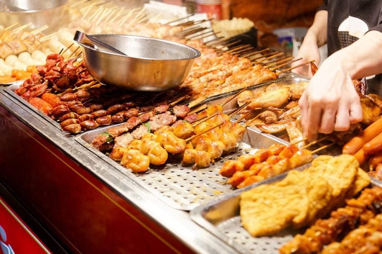 台湾夜市の名物グルメである、店頭にずらりと並べられた種類豊富な串焼きや屋台フードの様子