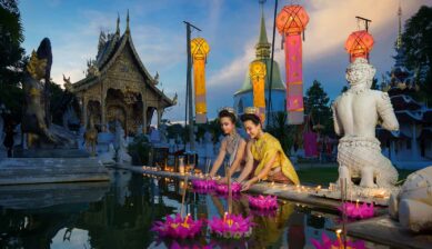 タイ・チェンマイの寺院で伝統衣装を着た女性たちが水辺に灯籠を浮かべる、ソンクラーン完全ガイドのアイキャッチ画像