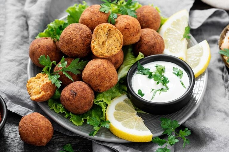 白いディップソースとレモンが添えられた、ドバイで定番の軽食ファラフェル
