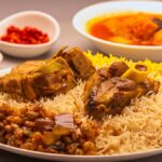 ドバイの食べ物ガイド記事のメイン画像として用いられた、スパイシーなご飯と骨付き肉が特徴の郷土料理マクブース