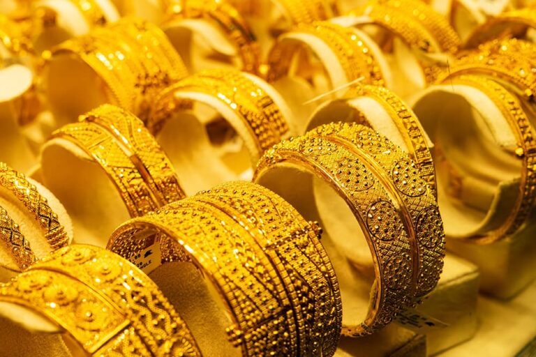 ドバイのゴールド・スークの店頭に華やかに並ぶ金細工のバングル