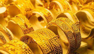 ドバイのお土産を代表する、ゴールド・スークの店頭にずらりと並ぶきらびやかな金細工のバングル