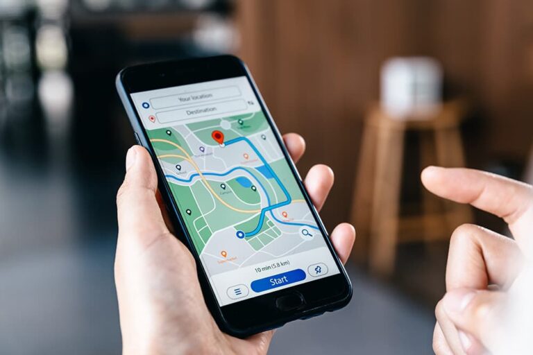 ドバイでお土産を探す際、通信環境を利用してスマートフォンの地図アプリでルートを確認している様子