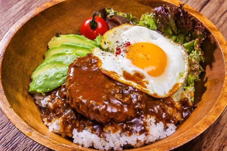 ハワイの外食費の参考となる、ハンバーグと目玉焼きが乗った定番ランチのロコモコ