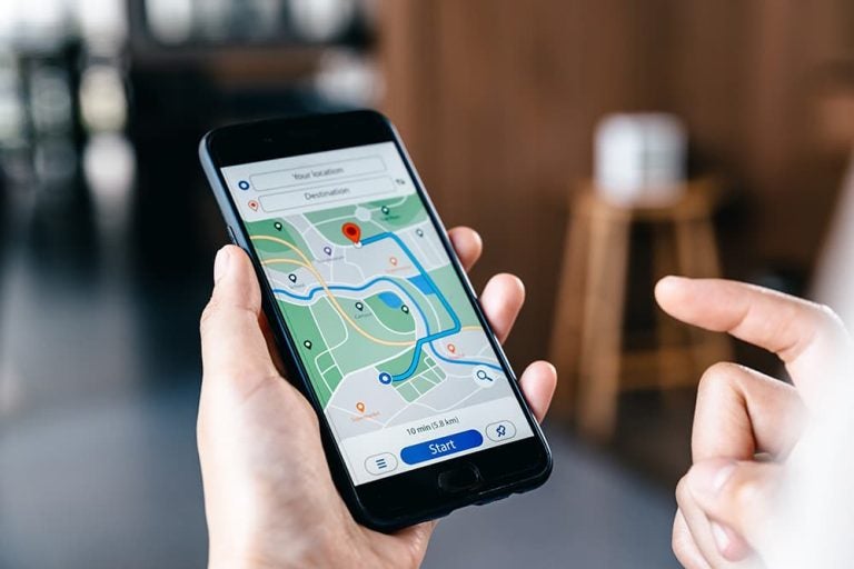 ハワイで予算に合うお店や行き方をその場で確認するイメージとなる、スマートフォンの地図アプリで経路を調べる様子