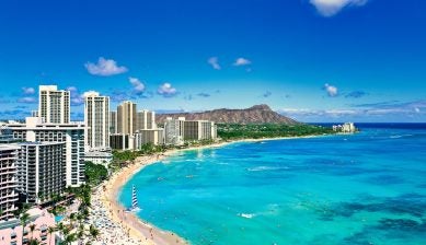 ハワイの物価やホテル代などの現地予算を解説する記事のサムネイルとなる、青い海とホテル群が広がるワイキキビーチとダイヤモンドヘッドの風景