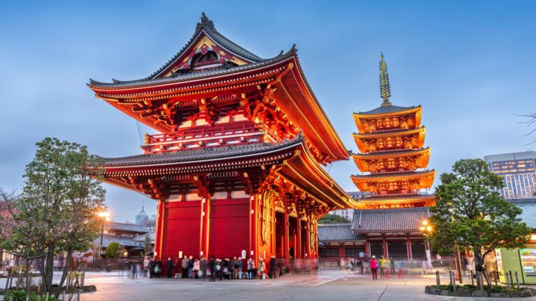 日本东京浅草寺宝藏门与五重塔