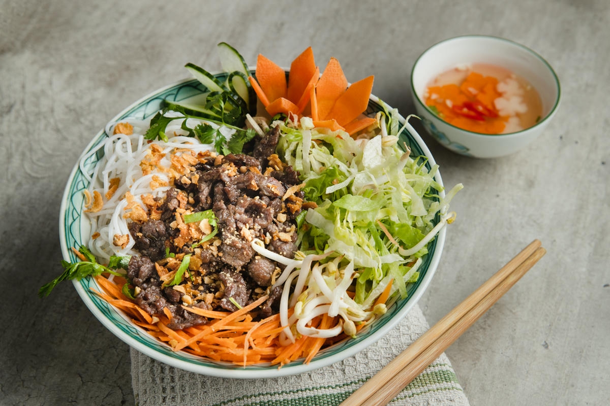 河內美食推薦 #1 | 牛肉乾拌米線