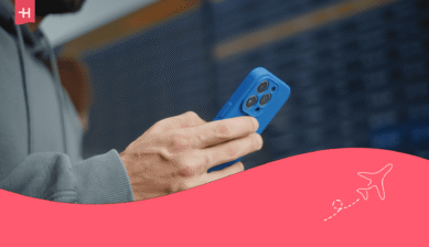 Смартфон в руках путешественника в аэропорту