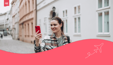 Девушка с красным телефоном на улице