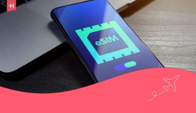 Обзор Airalo eSIM: смартфон с иконкой виртуальной SIM-карты на экране