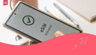 Обзор Maya eSIM: смартфон с экраном успешной активации цифровой сим-карты для заграничных поездок.