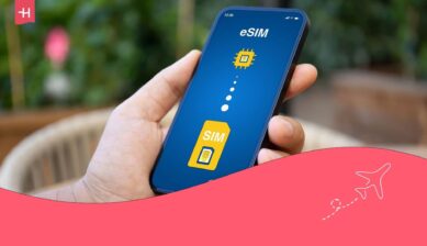 Обзор Saily eSIM: человек держит смартфон с иконкой цифровой сим-карты для интернета в путешествиях.