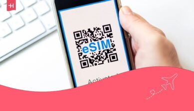 Обзор Yesim: смартфон с QR-кодом на экране для активации виртуальной карты eSIM в путешествиях.
