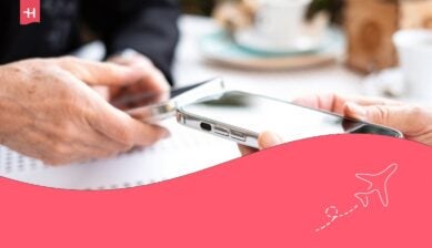 لقطة مقربة ليدي امرأتين عصريتين تستخدمان التطبيقات والتكنولوجيا اللاسلكية لمشاركة الملفات أو الصور بين هواتفهما الذكية