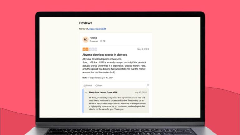 النص البديل (Alt Text): لقطة شاشة لمراجعة RonnyZ على Trustpilot حول شريحة Jetpac eSIM في المغرب، توضح رخص السعر ولكن مع بطء سرعة التحميل رغم سرعة الرفع.