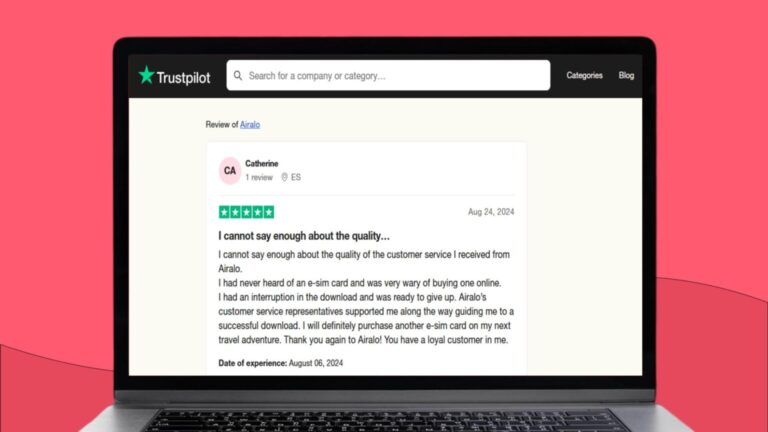 مراجعة على Trustpilot لمستخدمة تُدعى Catherine تعبر فيها عن رضاها عن تجربتها مع خدمة عملاء Airalo.
