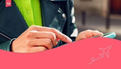 يد شخص يمتلك هاتفًا ذكيًا ويلمس شاشته بشكل فعال