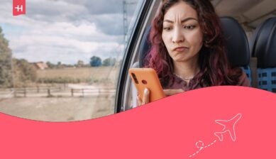 فتاة منزعجة تحاول عبثاً التقاط إشارة هاتف محمول أو شبكة واي فاي غير مستقرة، وهي تحمل هاتفها الذكي في يديها في القطار، كصورة بارزة لمقال حول "1 جيجا كم ساعة".