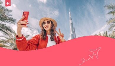 سائحة آسيوية سعيدة تلتقط صور سيلفي لمدونتها السياحية في وسط مدينة دبي