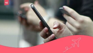 أشخاص يتصفحون الإنترنت على هواتفهم المحمولة