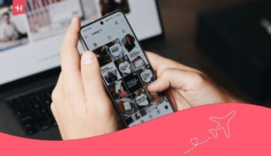 شخص يستخدم هاتفه لتصفح الفيديوهات على الإنترنت