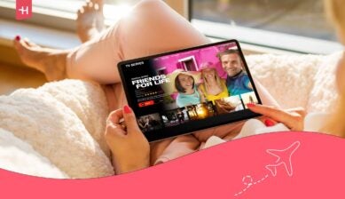 شخص يشاهد مسلسلًا على جهاز لوحي في المنزل