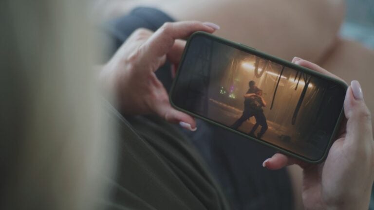 شخص يشاهد مسلسلًا على هاتفه المحمول