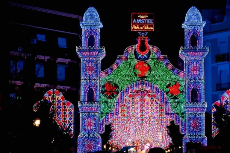 ليالي Ruzafa مليئة بالحيوية، حيث تخلق الشوارع المضاءة جوًا احتفاليًا رائعًا.