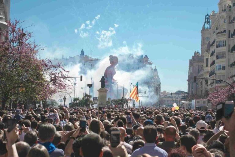 يتجمع الزوار لمشاهدة Mascletà، وهو الحدث النهاري المميز في مهرجان Las Fallas. 