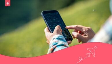 شخص يتصفح الهاتف أثناء السفر مع شريحة Huawei eSIM