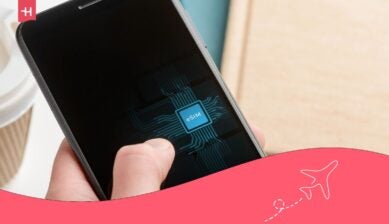 هاتف Oppo مع شريحة Oppo eSIM يتصفح الهاتف ويستخدم الإنترنت أثناء السفر