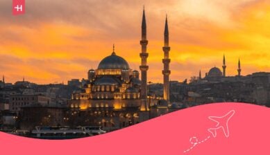 مسجد في إسطنبول عند الغروب بأضواء ذهبية