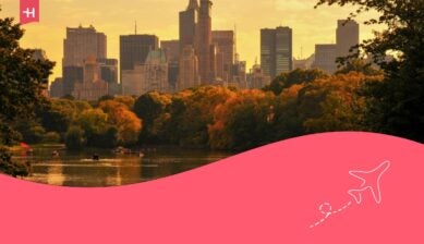 قوارب تجديف عند غروب الشمس في بحيرة صغيرة في سنترال بارك، أبر ويست سايد، مدينة نيويورك، نيويورك، الولايات المتحدة الأمريكية.