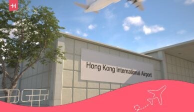 مبنى مطار هونغ كونغ الدولي مع طائرة تحلق في السماء أثناء سفر المسافرين إلى هونغ كونغ