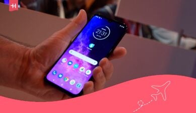 يد تمسك هاتف Honor وتعرض الشاشة الرئيسية استعداداً لتثبيت Honor eSIM