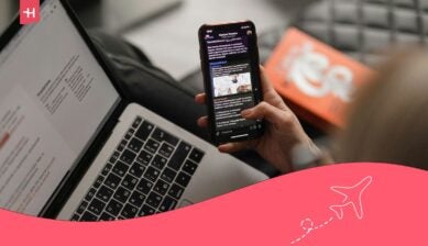 شخص يتصفح هاتفه ويتحقق من استهلاك البيانات لمعرفة كم جيجا يحتاج في الشهر