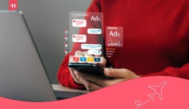 شخص يستخدم هاتفه الذكي لعرض تطبيقات وخدمات جوجل مع استهلاك البيانات والإعلانات أثناء تصفح الإنترنت.
