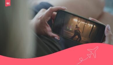 شخص يشاهد مقطع فيديو على يوتيوب عبر هاتفه لمعرفة كم يستهلك اليوتيوب من النت في الساعة