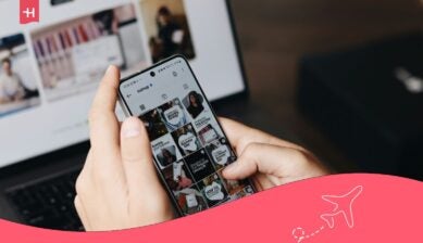 رجل يمسك هاتفًا ذكيًا ويتصفح تطبيقات التواصل الاجتماعي أثناء استخدام التجوال الدولي على الهاتف