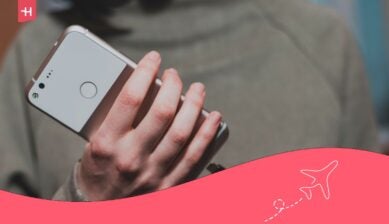 يد تمسك هاتف OnePlus استعداداً للتعرف على كيفية تثبيت OnePlus eSIM