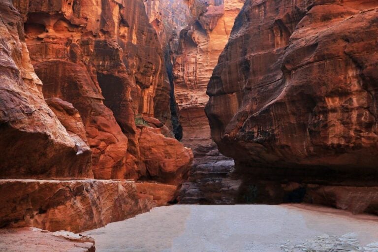 ممر السيق الصخري الشهير في البتراء بالأردن وجهة سياحية يبحث فيها المسافرون عن أفضل شريحة نت في الأردن

