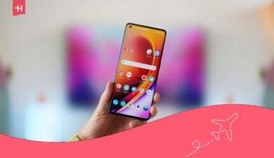 يد تمسك هاتف Realme وتعرض الشاشة الرئيسية استعداداً لتثبيت Realme eSIM